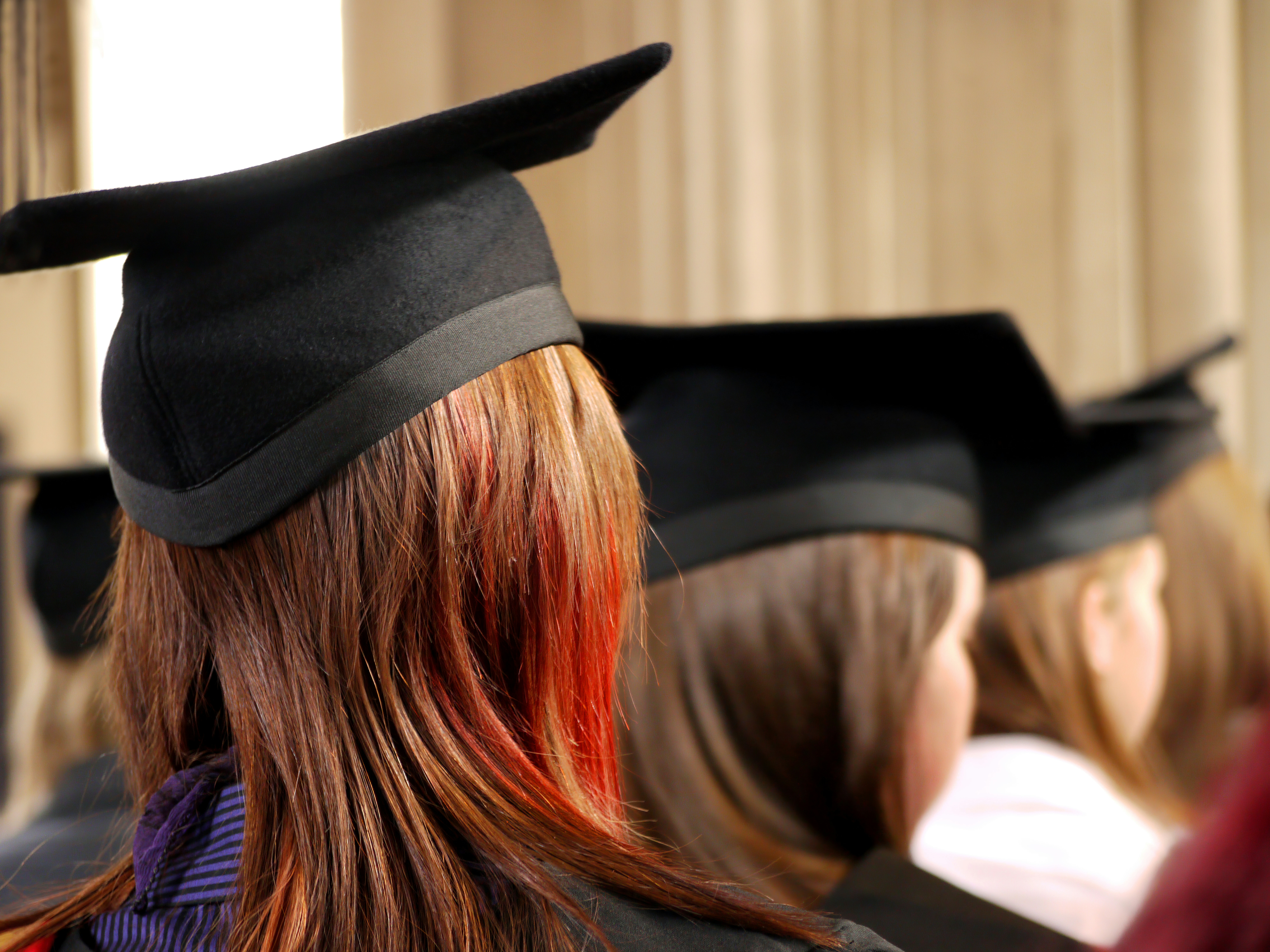 università ragazza cappello.jpg